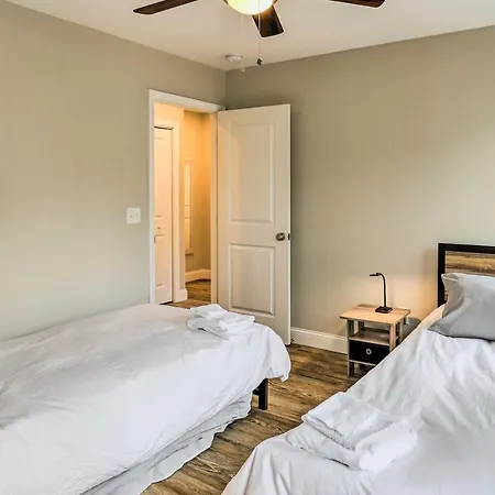 Candler Home With Deck 8 Mi To Downtown Asheville!